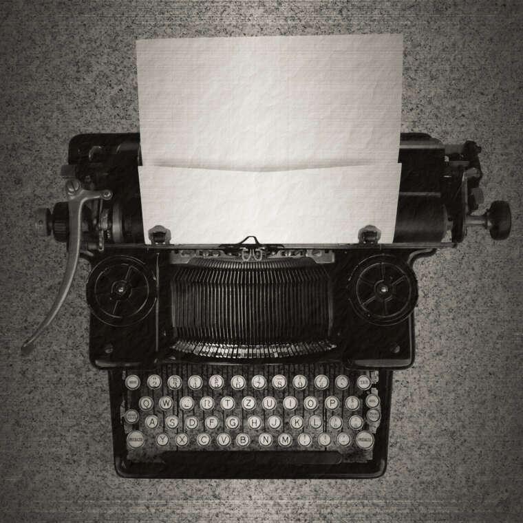 Картины An old typewriter with a piece of paper