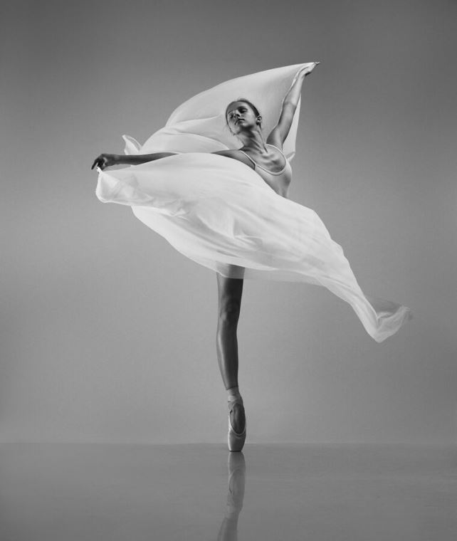Картины Ballerina with white fabric