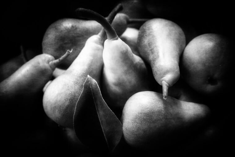 Картины Pears on a black background