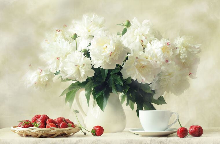 Картины Beautiful white peonies and strawberries