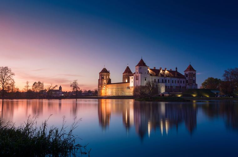 Картины Mirsky castle by night
