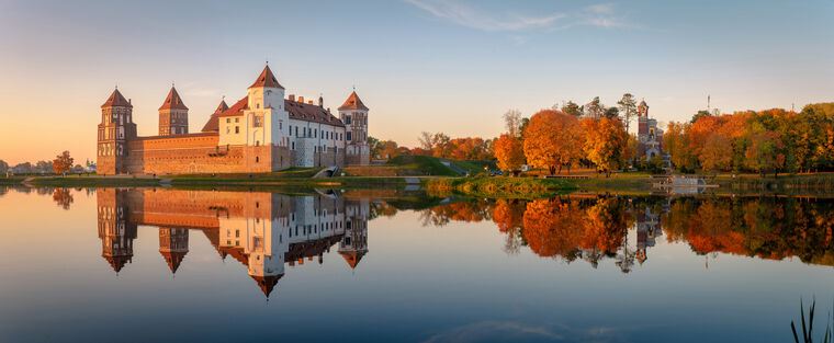 Купить и печать на заказ Репродукции картин Мирский замок панорама осень