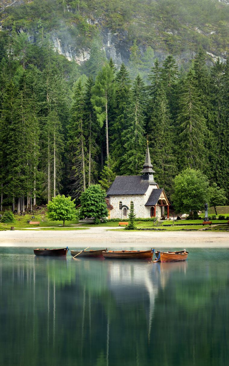 Фотообои Вид на старую церковь и лодки в воде