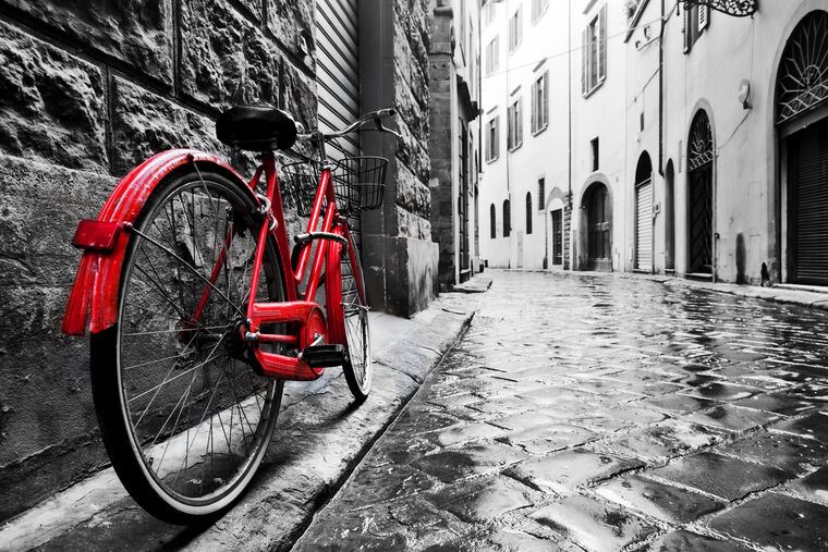 Купить и печать на заказ Репродукции картин Красный велосипед на улице в старом городе