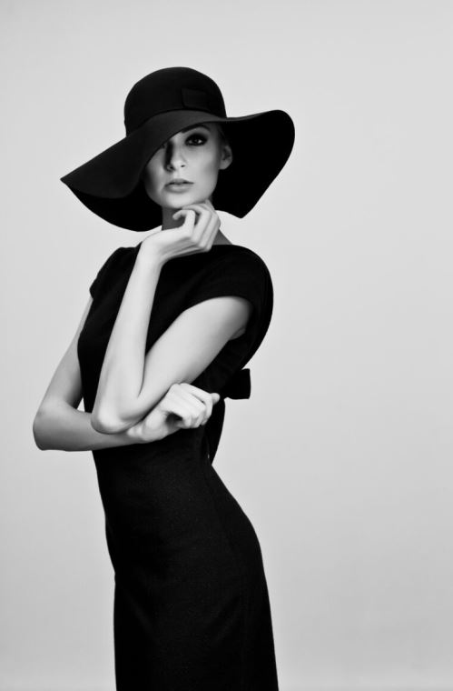Картины, фото с паспарту The girl in the hat black and white photo