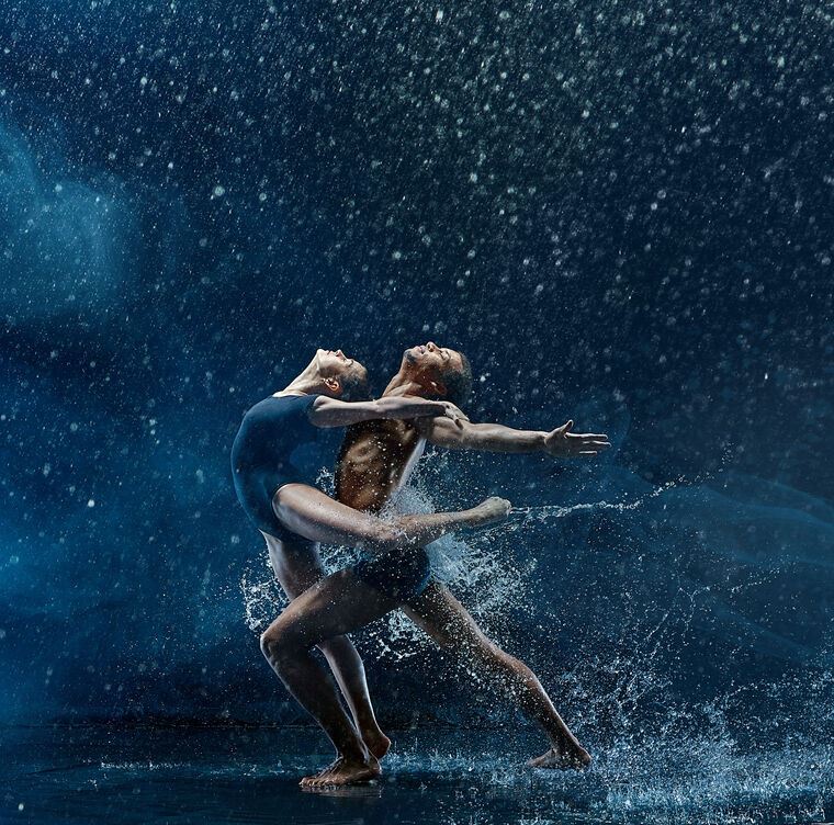 Картины, фото с паспарту Couple dancing in the rain