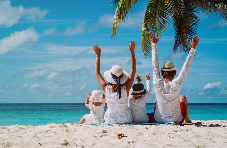 Картины Family at the beach