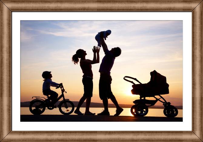 Картины в рамке, багете Family at sunset