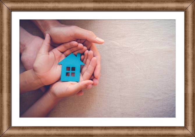 Картины в рамке, багете House in hands