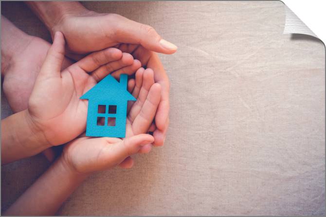 Купить и печать на заказ Картины на холсте Домик в руках