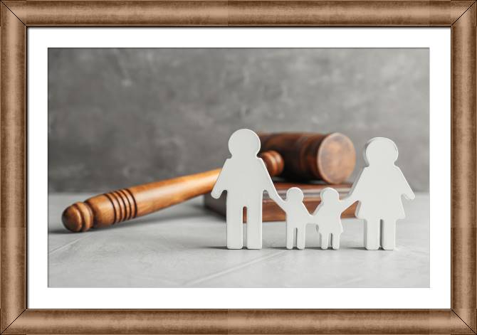 Картины в рамке, багете Family and the law