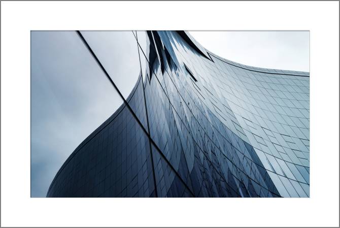 Купить и печать на заказ Картины, фото с паспарту Стеклянная стена