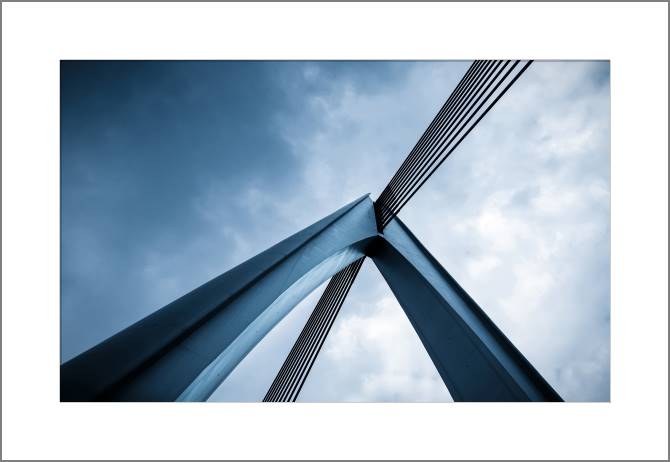 Купить и печать на заказ Картины, фото с паспарту Мост крупным планом