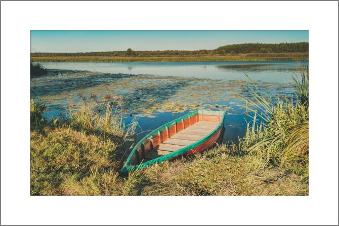 Купить и печать на заказ Картины, фото с паспарту Рыбацкая лодка на побережье