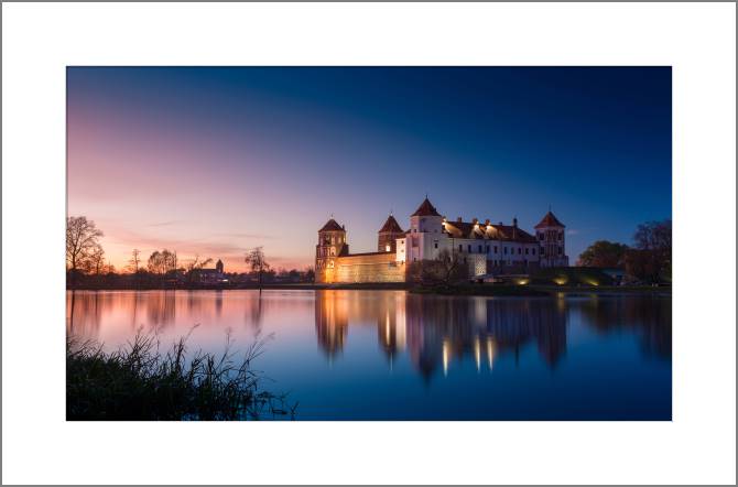 Купить и печать на заказ Картины, фото с паспарту Мирский замок ночью
