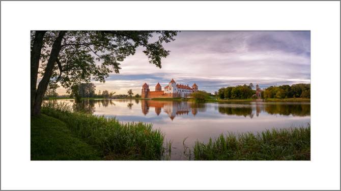 Купить и печать на заказ Картины, фото с паспарту Мирский замок панорама