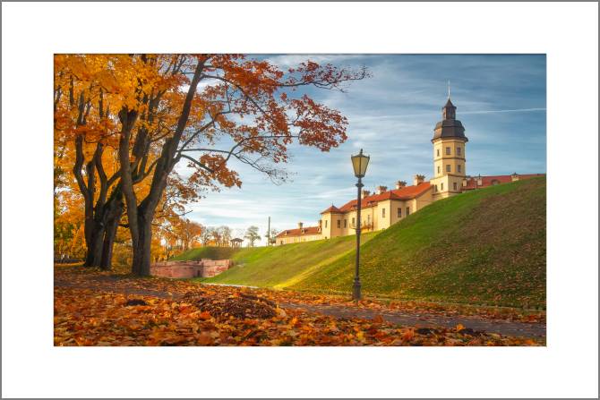 Купить и печать на заказ Картины, фото с паспарту Несвижский замок осенью