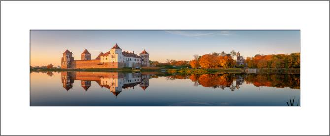 Купить и печать на заказ Картины, фото с паспарту Мирский замок панорама осень