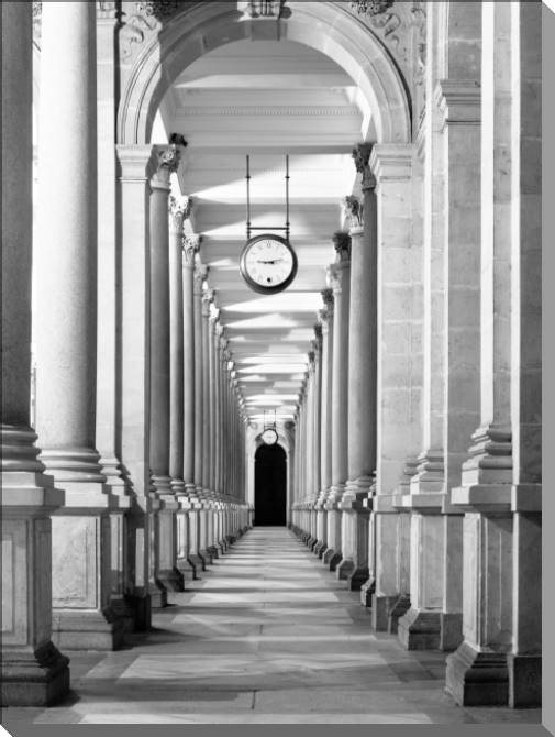 Купить и печать на заказ Картины на пластике, пеноркартоне Коридор с часами