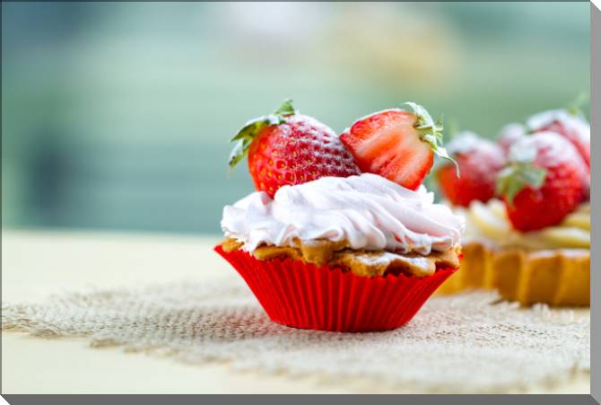 Купить и печать на заказ Картины на пластике, пеноркартоне Клубничное пирожное