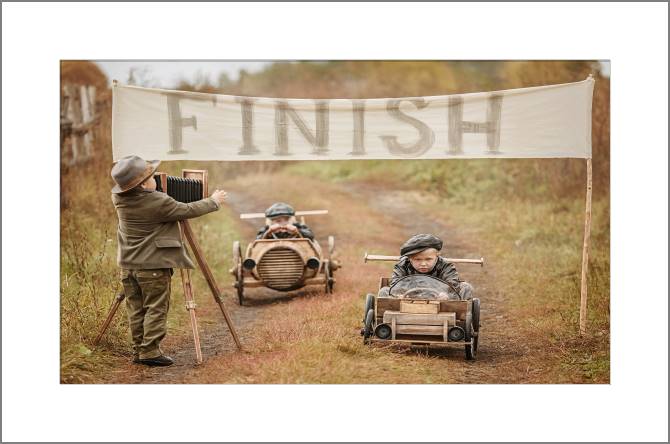 Купить и печать на заказ Картины, фото с паспарту Гонки на деревянных машинках