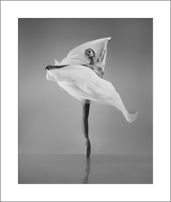 Купить и печать на заказ Картины, фото с паспарту Балерина с белой тканью