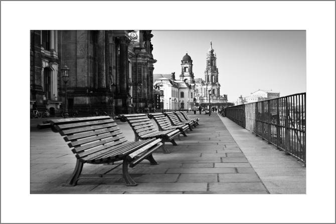 Купить и печать на заказ Картины, фото с паспарту Прогулка по набережной в Дрездене