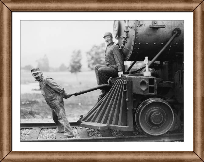 Купить и печать на заказ Картины в рамке, багете Инженеры и поезд