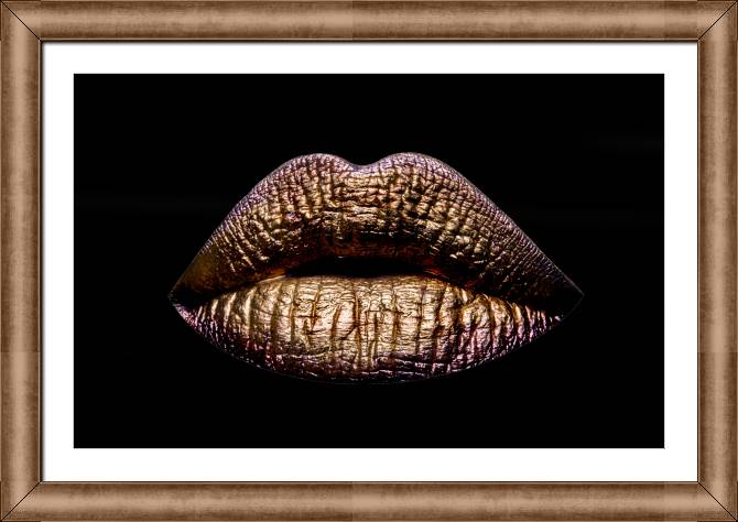 Купить и печать на заказ Картины в рамке, багете Губы на черном фоне
