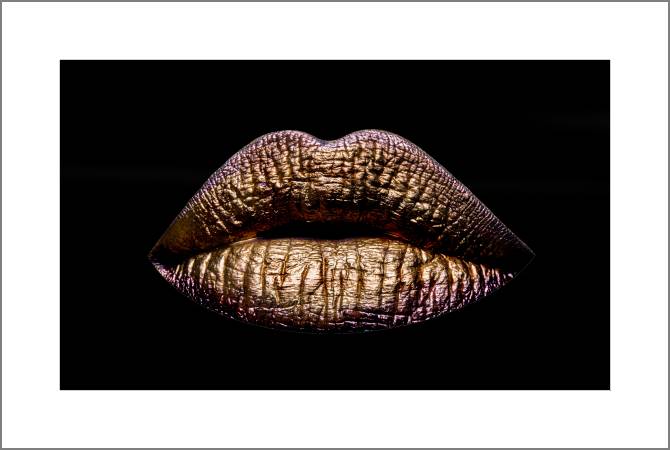 Купить и печать на заказ Картины, фото с паспарту Губы на черном фоне