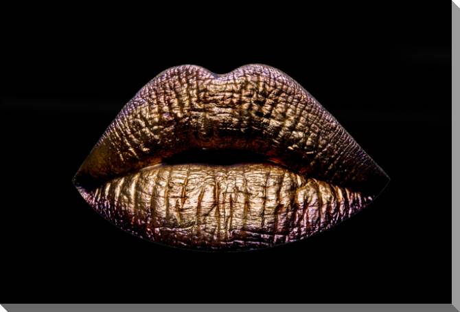 Картины на пластике, пеноркартоне Lips on black background
