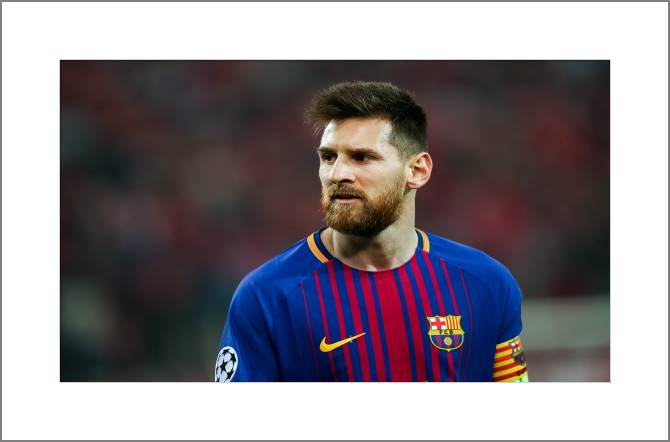 Картины, фото с паспарту Lionel Messi during the game