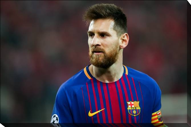 Paintings on canvas Lionel Messi during the game