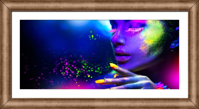 Купить и печать на заказ Картины в рамке, багете Девушка в неоновом свете