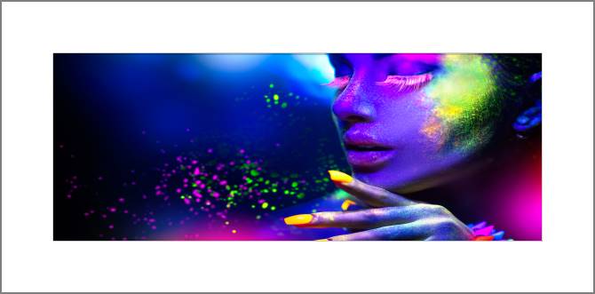 Купить и печать на заказ Картины, фото с паспарту Девушка в неоновом свете