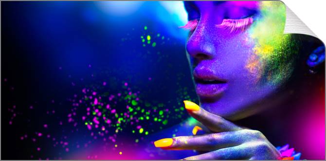 Купить и печать на заказ Картины на холсте Девушка в неоновом свете