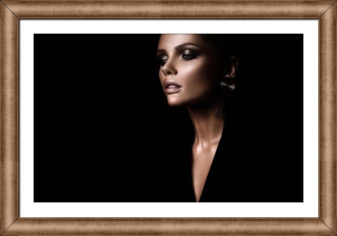 Купить и печать на заказ Картины в рамке, багете Девушка на черном фоне