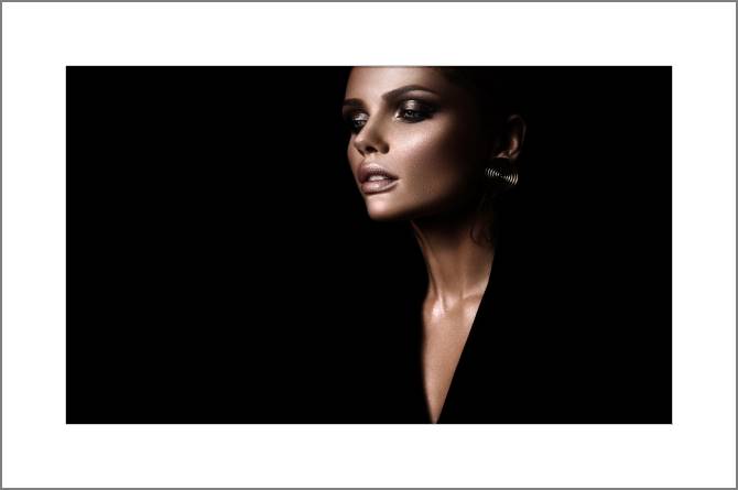 Купить и печать на заказ Картины, фото с паспарту Девушка на черном фоне