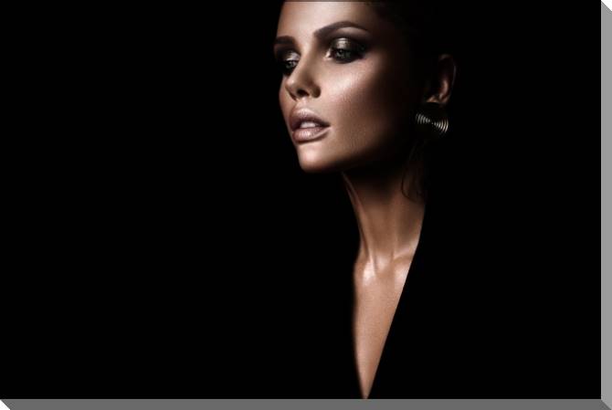 Картины на пластике, пеноркартоне Girl on black background