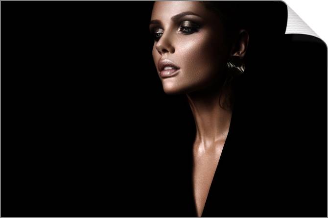 Купить и печать на заказ Картины на холсте Девушка на черном фоне