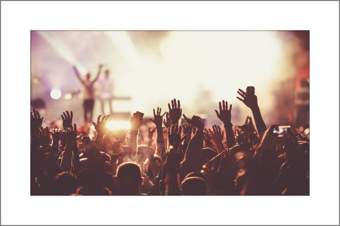 Купить и печать на заказ Картины, фото с паспарту На концерте