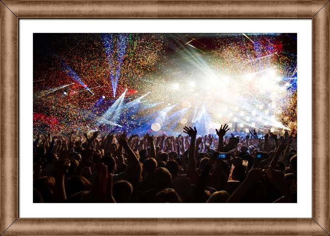 Купить и печать на заказ Картины в рамке, багете Конфетти на концерте