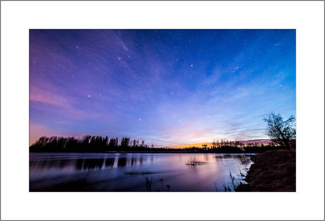 Купить и печать на заказ Картины, фото с паспарту Красочное небо после заката у реки