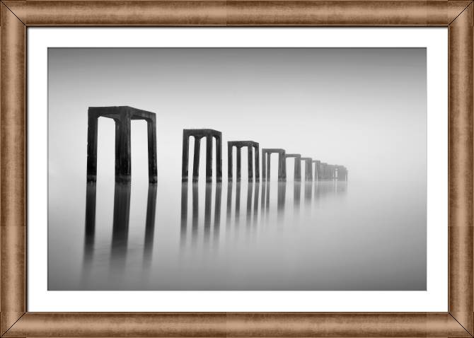 Купить и печать на заказ Картины в рамке, багете Причал черно-белое фото