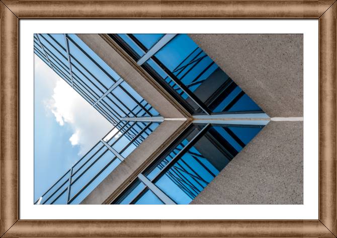Купить и печать на заказ Картины в рамке, багете Здание из стекла и бетона