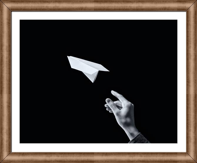 Купить и печать на заказ Картины в рамке, багете Рука и самолетик