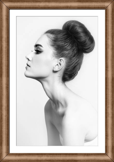 Купить и печать на заказ Картины в рамке, багете Девушка с пучком