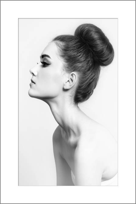 Купить и печать на заказ Картины, фото с паспарту Девушка с пучком