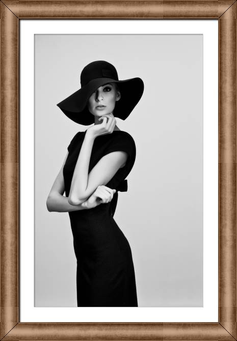 Купить и печать на заказ Картины в рамке, багете Девушка в шляпе черно-белое фото