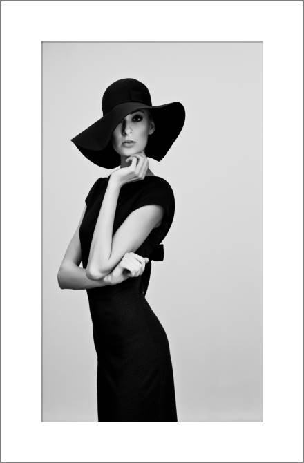 Купить и печать на заказ Картины, фото с паспарту Девушка в шляпе черно-белое фото